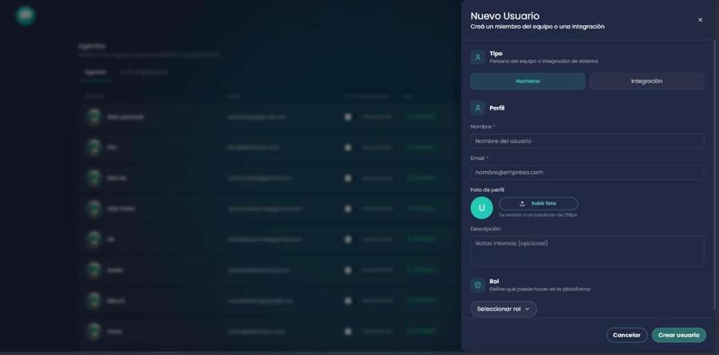 Panel Nuevo Usuario con el selector Humano o Integración, los campos de perfil y el selector de rol